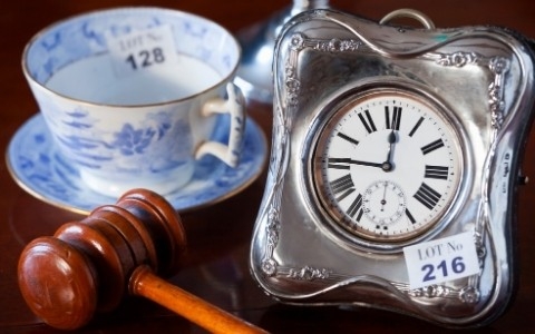Đấu giá đồng hồ cổ OIIS được làm thủ công từ năm 1956