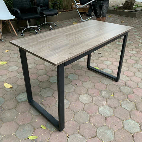 Bàn làm việc chân sắt chữ U