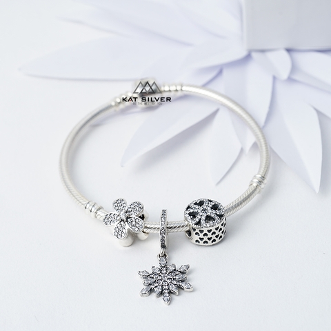 VÒNG CHARM TREO HOA TUYẾT TRẮNG