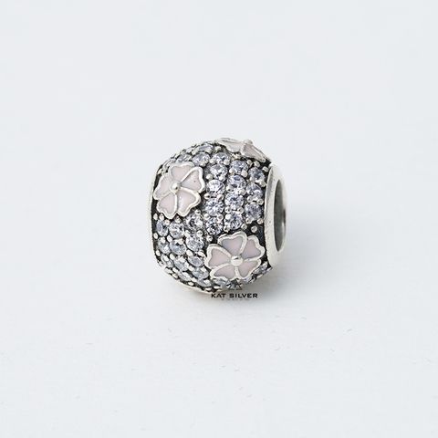 CHARM TRÒN ĐÁ TRẮNG HOA 5 CÁNH HỒNG