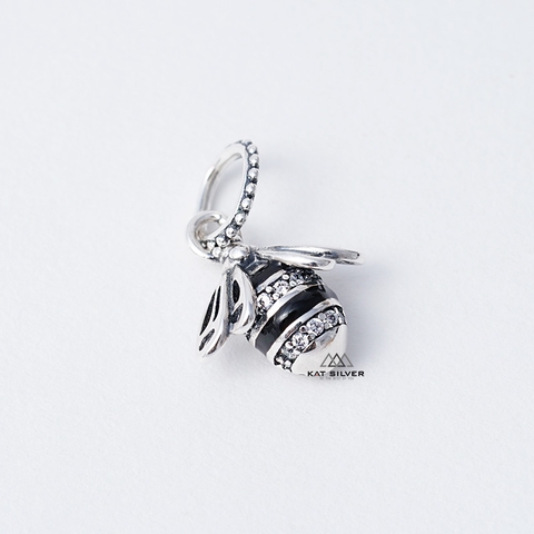 CHARM TREO CON ONG ĐEN