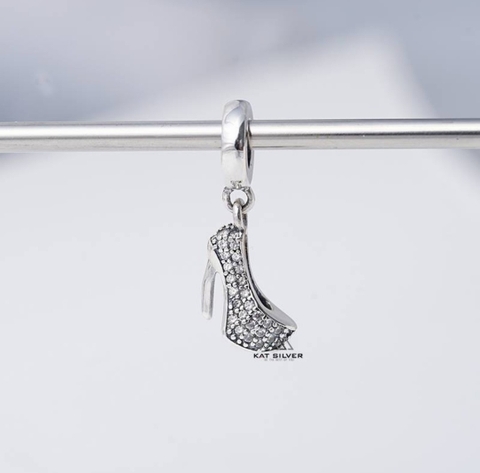 CHARM TREO GIÀY CAO GÓT ĐÁ TRẮNG