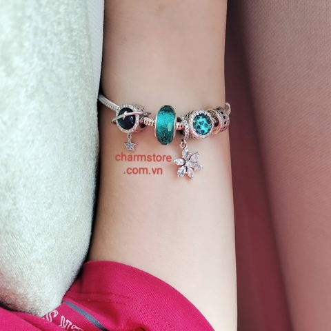 VÒNG CHARM MỆNH THUỶ XANH NGỌC ĐIỂM HOA TUYẾT TRẮNG
