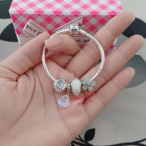 VÒNG TAY HOA 5 CÁNH MIX LOGO VƯƠNG MIỆN TREO SÒ ÁNH MÀU