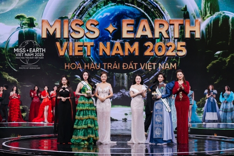 Tỏa sáng cùng cúp Miss Earth từ Cúp Độc Quyền