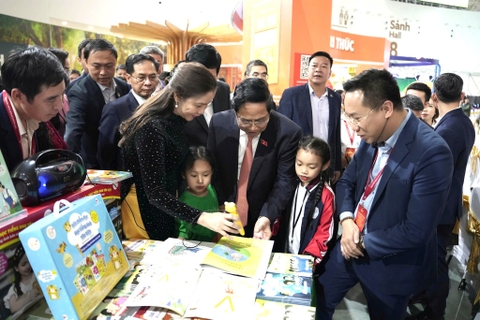 THỦ TƯỚNG PHẠM MINH CHÍNH TRẢI NGHIỆM & KHEN NGỢI “BÚT CHẤM ĐỌC – HỌC TIẾNG ANH TÂN VIỆT”.