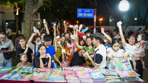 Tấp nập dòng người đến gian hàng Tân Việt Books tại Hội sách Hà Nội