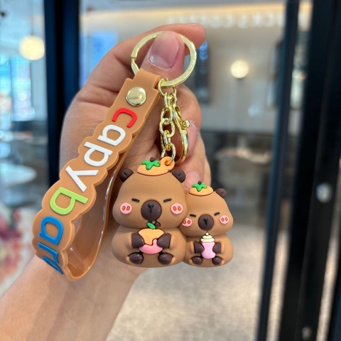 Móc Khóa 2 capybara uống sữa - Dây móc dài : 10cm - Mô Hình Cao : 6cm - Nặng 50gram - Bọc Túi K79-T8-S11