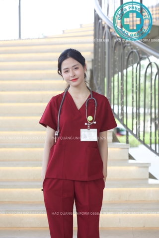 MÃ 10 - BỘ SCRUBS CỔ TIM MÀU ĐỎ ĐÔ CAO CẤP