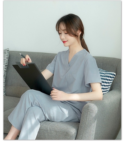 MÃ 06 - BỘ SCRUBS CỔ TIM MÀU GHI XÁM CAO CẤP