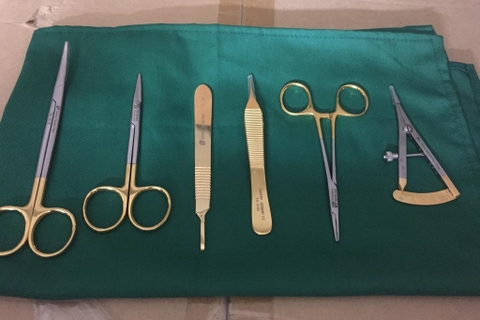 Khăn để dụng cụ, Săng mổ không lỗ