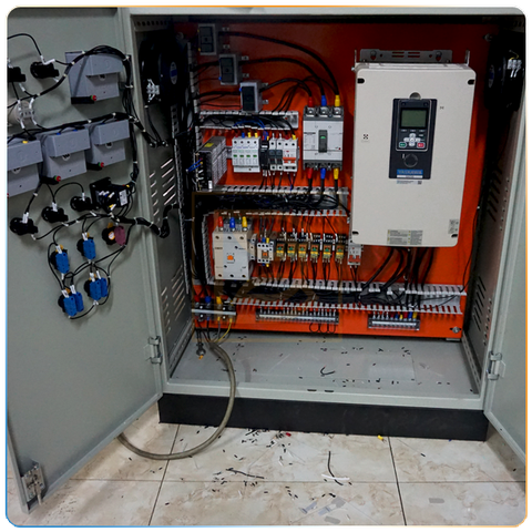 Tủ điều khiển tích hợp biến tần cho cơ cấu nâng