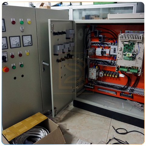 Tủ điều khiển tích hợp biến tần cho cơ cấu nâng