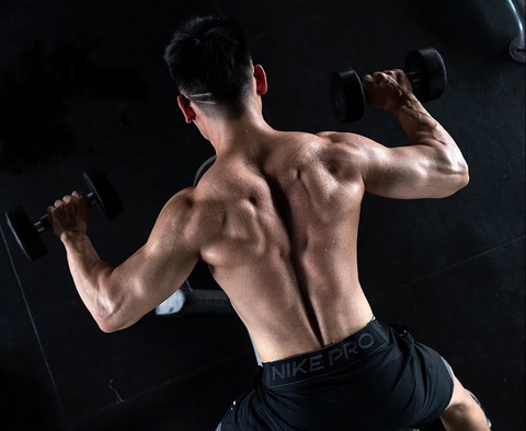 TOP 7 bài tập lưng xô với tạ tay siêu hiệu quả