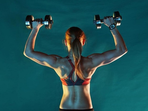 Bài tập tạ giúp cơ bắp tay nữ săn chắc thon gọn