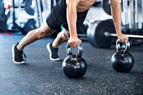 Các bài tập thể hình tại nhà siêu hiệu quả cùng tạ bình vôi