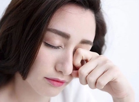 Lý giải điềm nháy mắt phải nữ và lời cảnh báo về sức khỏe