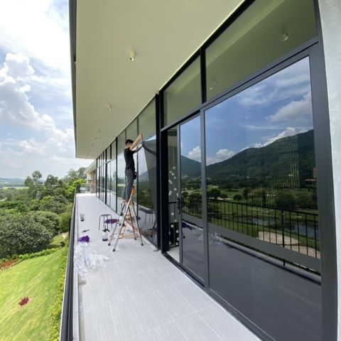 Dán phim cách nhiệt chung cư nhanh chóng, giá rẻ tại TP.HCM