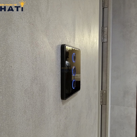 cong-tac-cam-ung-thong-minh-fpt-smart-home-athena-vuong-mau-den-3-nut-8