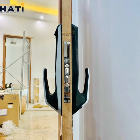 Khóa vân tay cửa gỗ Giovani GSL-K888BG màu đen bạc