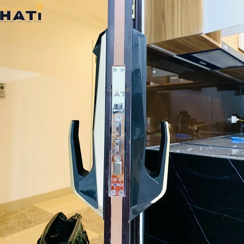 Khóa vân tay cửa gỗ Giovani GSL-K888BG màu đen vàng