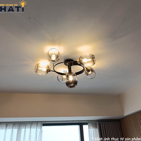 Cận cảnh đèn ốp trần trang trí ánh sáng vàng ấm áp