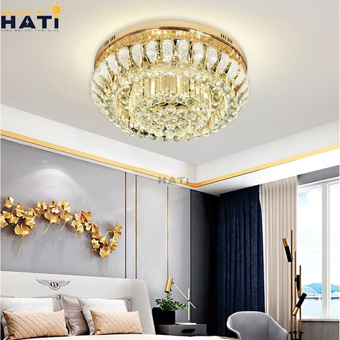 Đèn ốp trần pha lê tròn Dunstan là mẫu đèn ốp trần pha lê cao cấp với thiết kế tròn sang trọng, các chi tiết pha lê tinh xảo giúp không gian trở nên lung linh và nổi bật hơn.