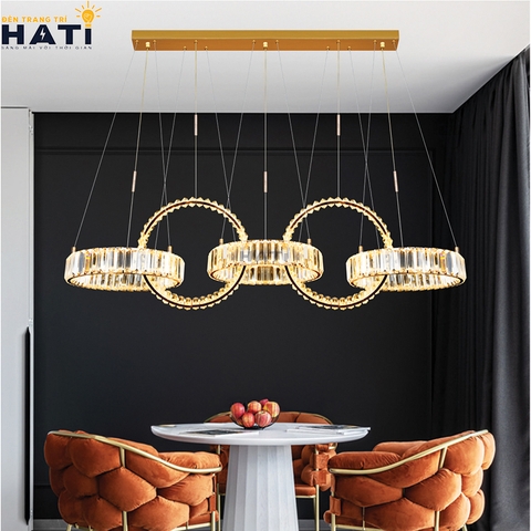 Đèn thả ngang Zirella cao cấp phù hợp lắp đặt cho bàn ăn, căn hộ chung cư và nhà phố hiện đại. Kiểu dáng thanh thoát giúp không gian trở nên sang trọng và hài hòa hơn. Ánh sáng lan tỏa đều, tạo cảm giác ấm cúng khi sử dụng.