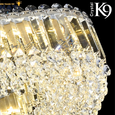 Đèn thả pha lê Beline sở hữu kiểu dáng sang trọng cùng hiệu ứng ánh sáng lấp lánh, phù hợp trang trí phòng khách, bàn ăn hoặc sảnh nhà cao cấp.