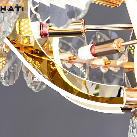 Đèn thả pha lê Kailin sở hữu thiết kế tinh tế với các chi tiết pha lê lấp lánh, mang đến điểm nhấn sang trọng cho không gian nội thất