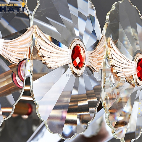 Đèn thả pha lê Kailin sở hữu thiết kế tinh tế với các chi tiết pha lê lấp lánh, mang đến điểm nhấn sang trọng cho không gian nội thất