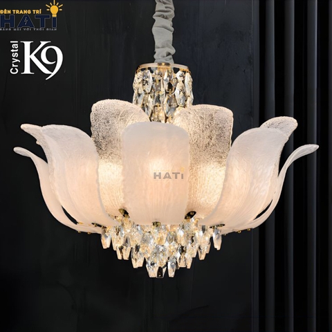 Đèn thả pha lê Velorien cao cấp với các hạt pha lê lấp lánh, phù hợp trang trí phòng khách, bàn ăn hoặc không gian sang trọng