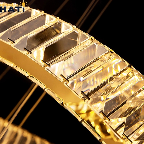 Với kiểu dáng thanh thoát và ánh sáng ấn tượng, đèn thả thông tầng Arvino phù hợp lắp đặt trong nhà phố, biệt thự hoặc các công trình kiến trúc sang trọng.