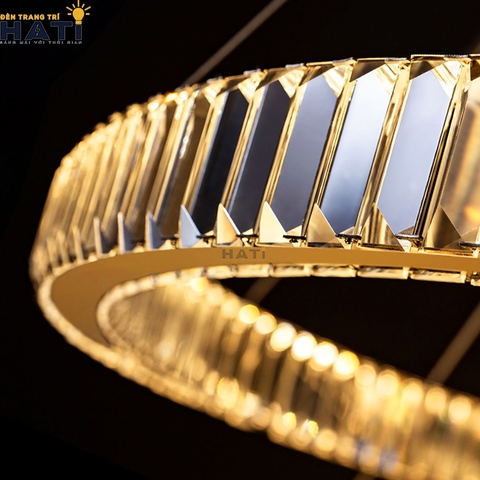 Với kiểu dáng thanh thoát và ánh sáng ấn tượng, đèn thả thông tầng Arvino phù hợp lắp đặt trong nhà phố, biệt thự hoặc các công trình kiến trúc sang trọng.