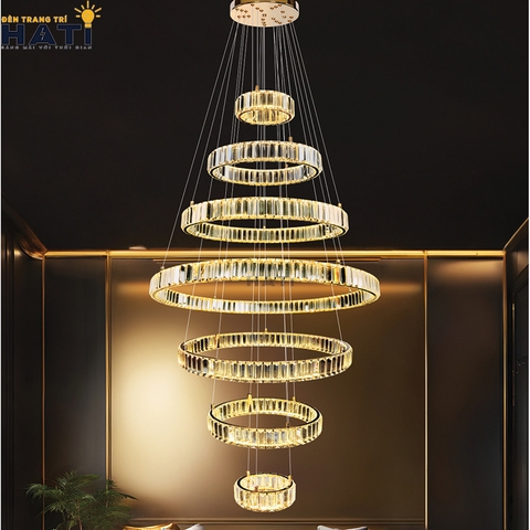 Với kiểu dáng thanh thoát và ánh sáng ấn tượng, đèn thả thông tầng Arvino phù hợp lắp đặt trong nhà phố, biệt thự hoặc các công trình kiến trúc sang trọng.