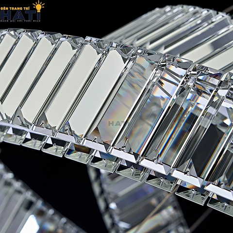 Đèn thả thông tầng Belvino là lựa chọn phù hợp cho khu vực cầu thang, giếng trời hoặc sảnh nhà, giúp không gian trở nên rộng mở và đẳng cấp hơn.