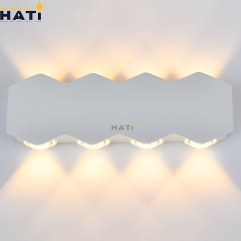Đèn tường ngoài trời hiện đại Brylor màu trắng 8 bóng mang thiết kế tinh tế, hiện đại, phù hợp chiếu sáng mặt tiền, ban công và không gian sân vườn.