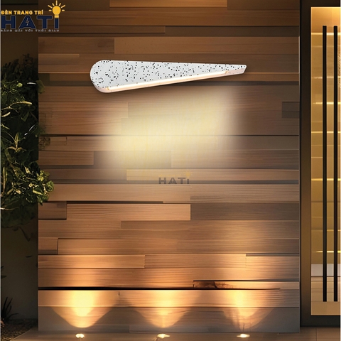 Đèn tường ngoài trời hiện đại Delyx sở hữu thiết kế hiện đại, tinh tế, phù hợp chiếu sáng mặt tiền, ban công và lối đi ngoài trời.