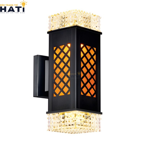 Đèn tường ngoài trời hiện đại Gryphon gây ấn tượng với thiết kế mạnh mẽ, phù hợp lắp đặt tại ban công, sân vườn, lối đi và khu vực mặt tiền