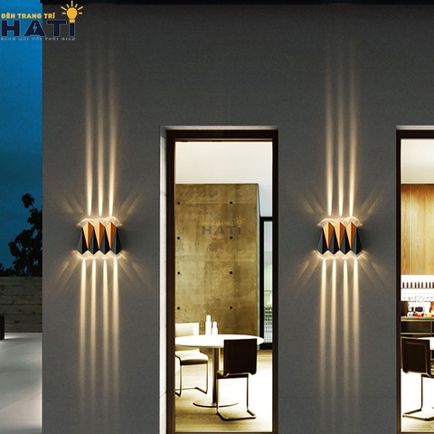 Đèn tường ngoài trời hiện đại Lyrex 7 bóng sở hữu thiết kế hiện đại, nổi bật, phù hợp chiếu sáng mặt tiền, sân vườn và lối đi ngoài trời