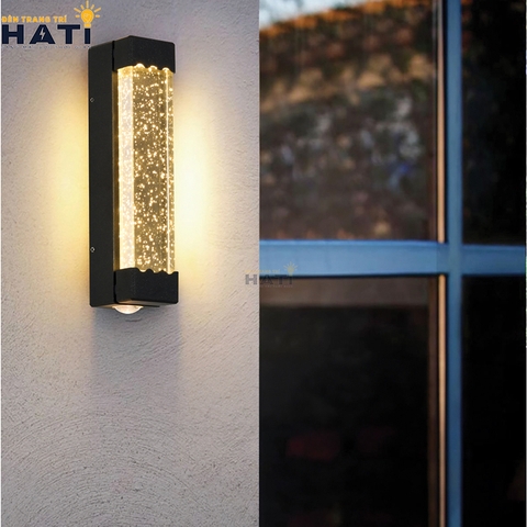 Đèn tường ngoài trời hiện đại Syrex thiết kế hiện đại, chống nước tốt, phù hợp lắp đặt tại mặt tiền, ban công và khu vực sân vườn.