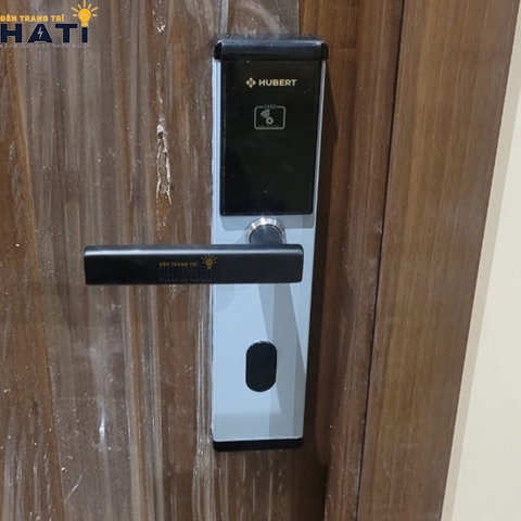 Khóa vân tay Hubert cửa khách sạn KSCG77