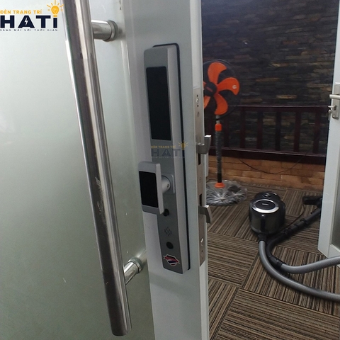 Khóa vân tay Hubert cửa nhôm CN39 STYLE B