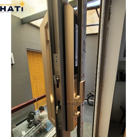 Khóa vân tay Hubert cửa nhôm CNI7 TITAN EU