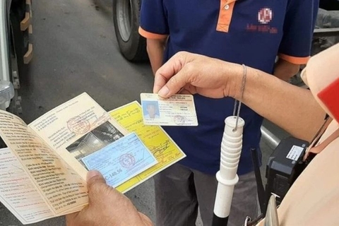 Bị giam bằng lái có được chạy xe không? Mức phạt bao nhiêu?