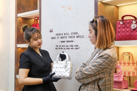 Cách kiểm tra một chiếc túi hàng hiệu Dior trước khi mua.