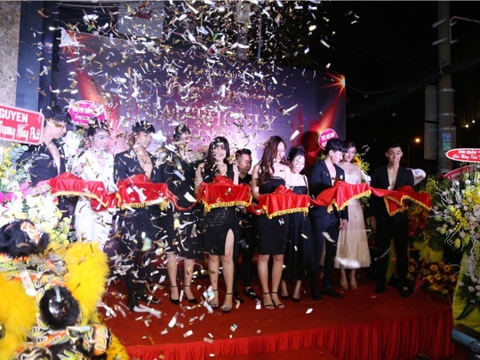 HOA HẬU HƯƠNG GIANG VÀ Á HẬU HUYỀN MY RẠNG RỠ ĐI KHAI TRƯƠNG AUTHONLY LUXURY