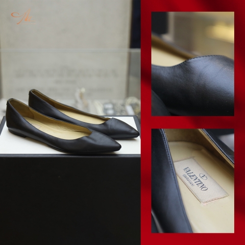 Giầy bệt Valentino màu đen mũi nhọn, gót đinh đinh khóa vàng size 38