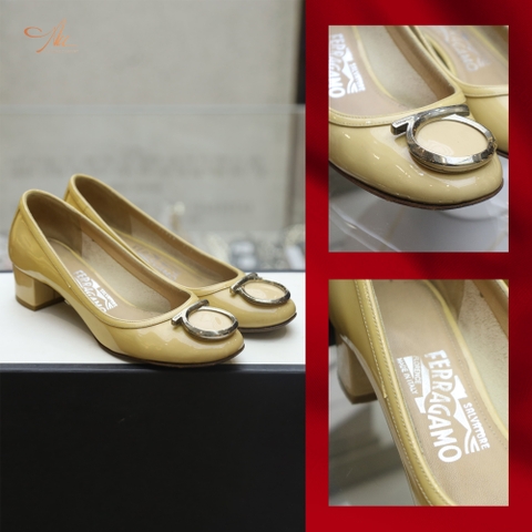 Giày SVT nude bóng, đính logo mũi, đế vuông size 6 1/2 C