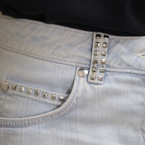 Zuýp bò Love Moschino mài trắng, miệng túi trước và túi sau đính đinh trắng.